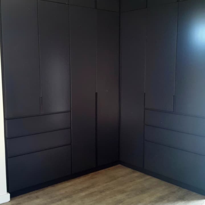 Built-in cupboards in a navy finish